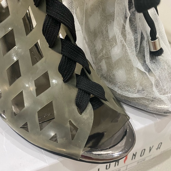 ⬇️PRICE⬇️ 
Fashion Nova  -  Clear/ Grey Cut out Bootie - size 7.5 - Picture 3 of 10
